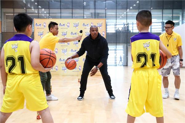 今年的NBA中国赛，一瓶饮料燃爆了老生常谈的“梦想”