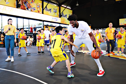 今年的NBA中国赛，一瓶饮料燃爆了老生常谈的“梦想”